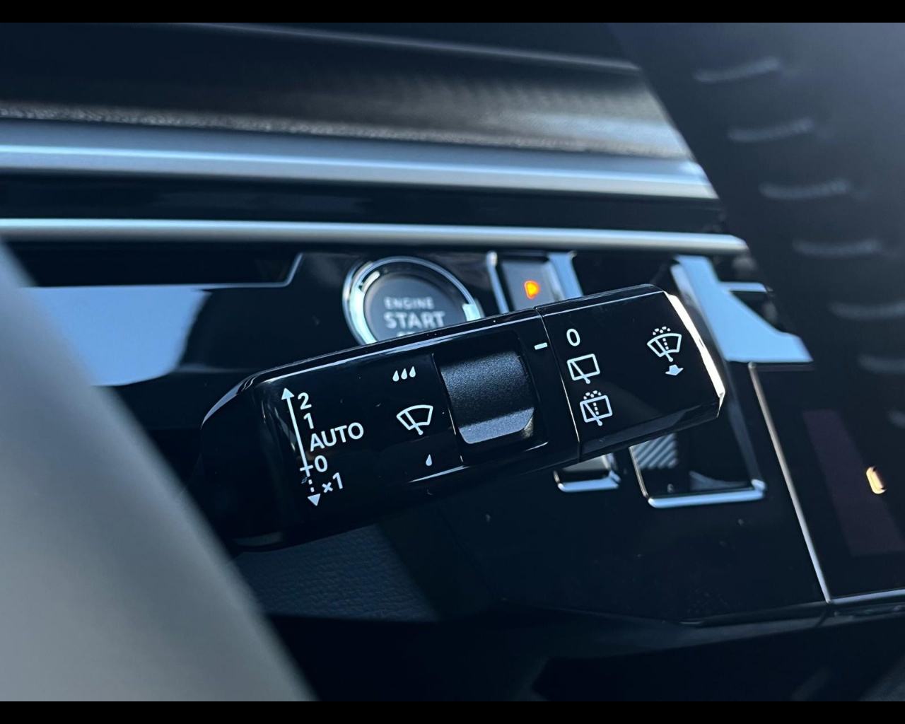 Foto PEUGEOT 5008 1.2 hybrid Allure 136cv e-dcs6