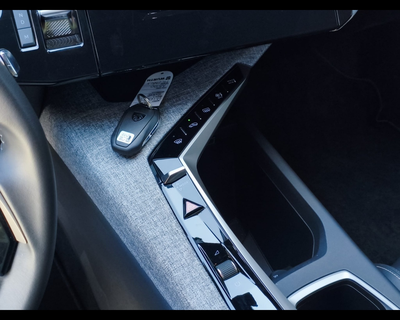 Foto PEUGEOT 5008 1.2 hybrid Allure 136cv e-dcs6