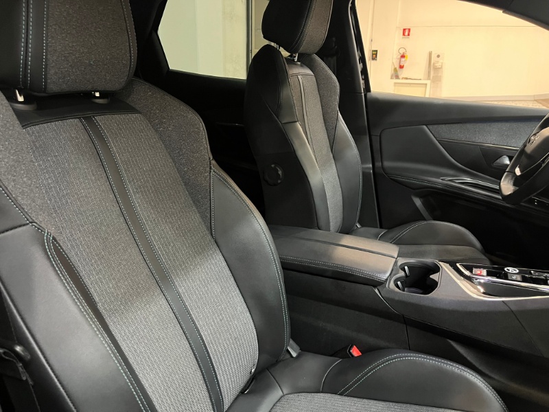 PEUGEOT – 3008 Hybrid4 300 e-EAT8 Allure Pack