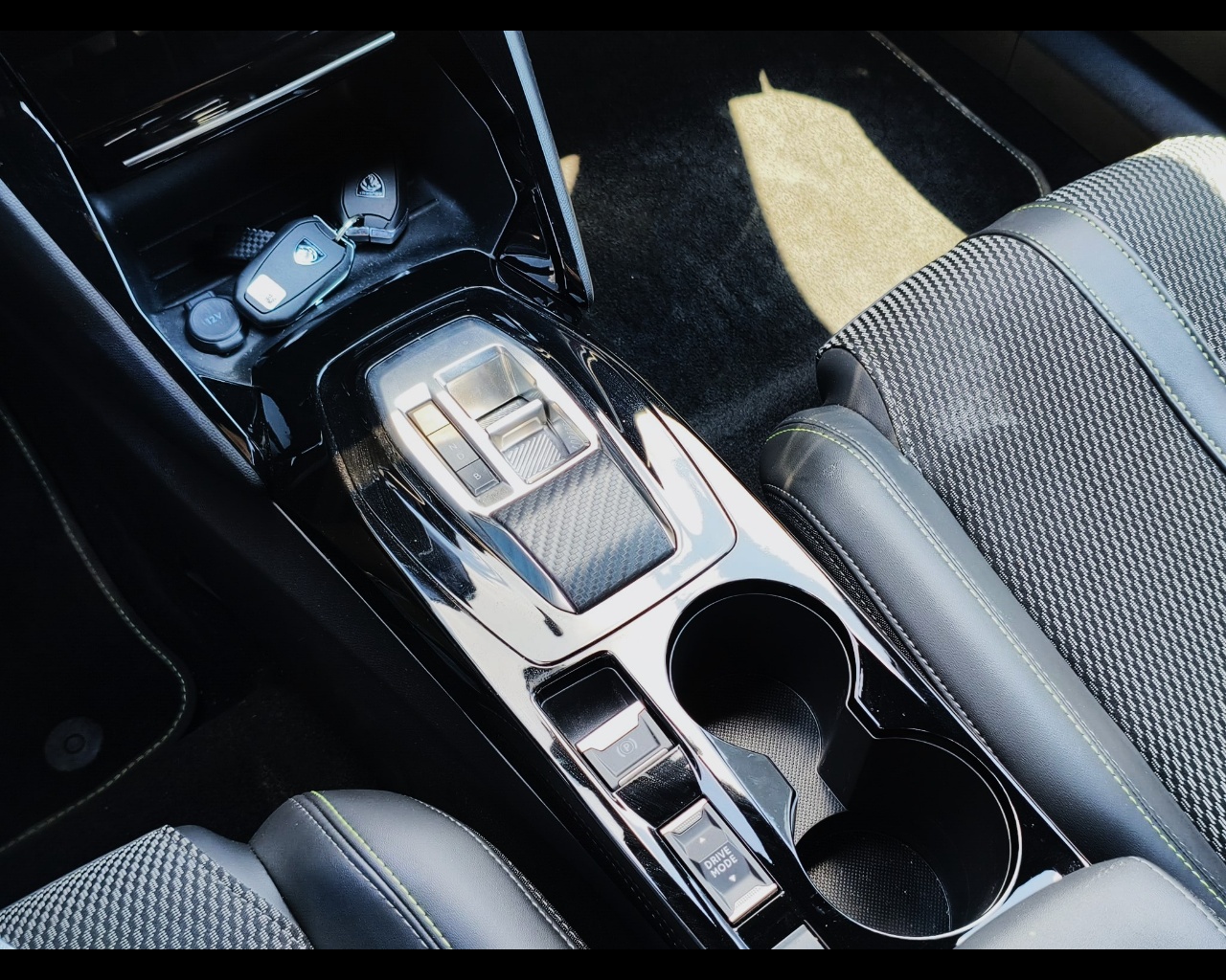 Foto PEUGEOT 2008 54 kWh GT