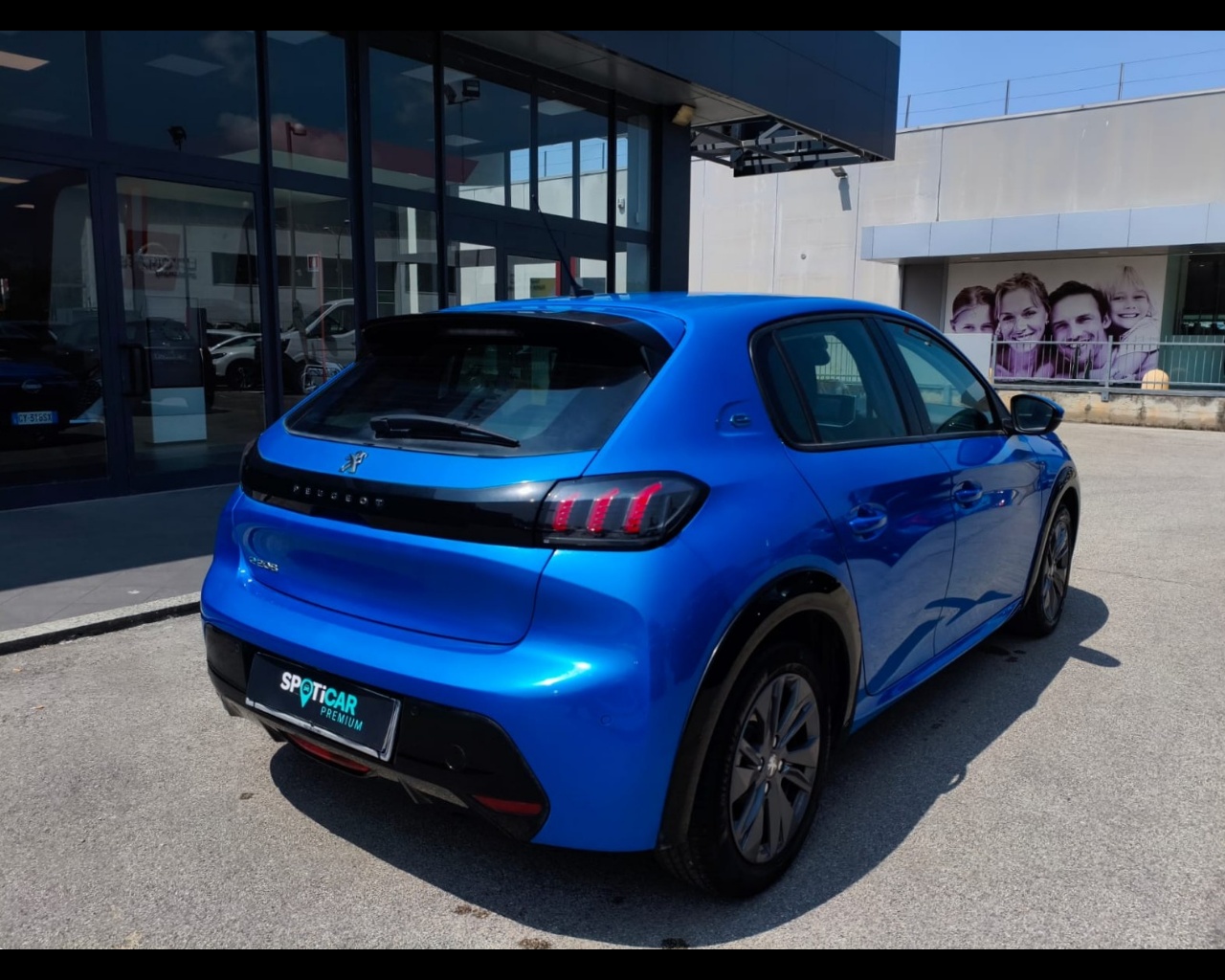 Foto PEUGEOT e-208 Allure 100kW 136cv