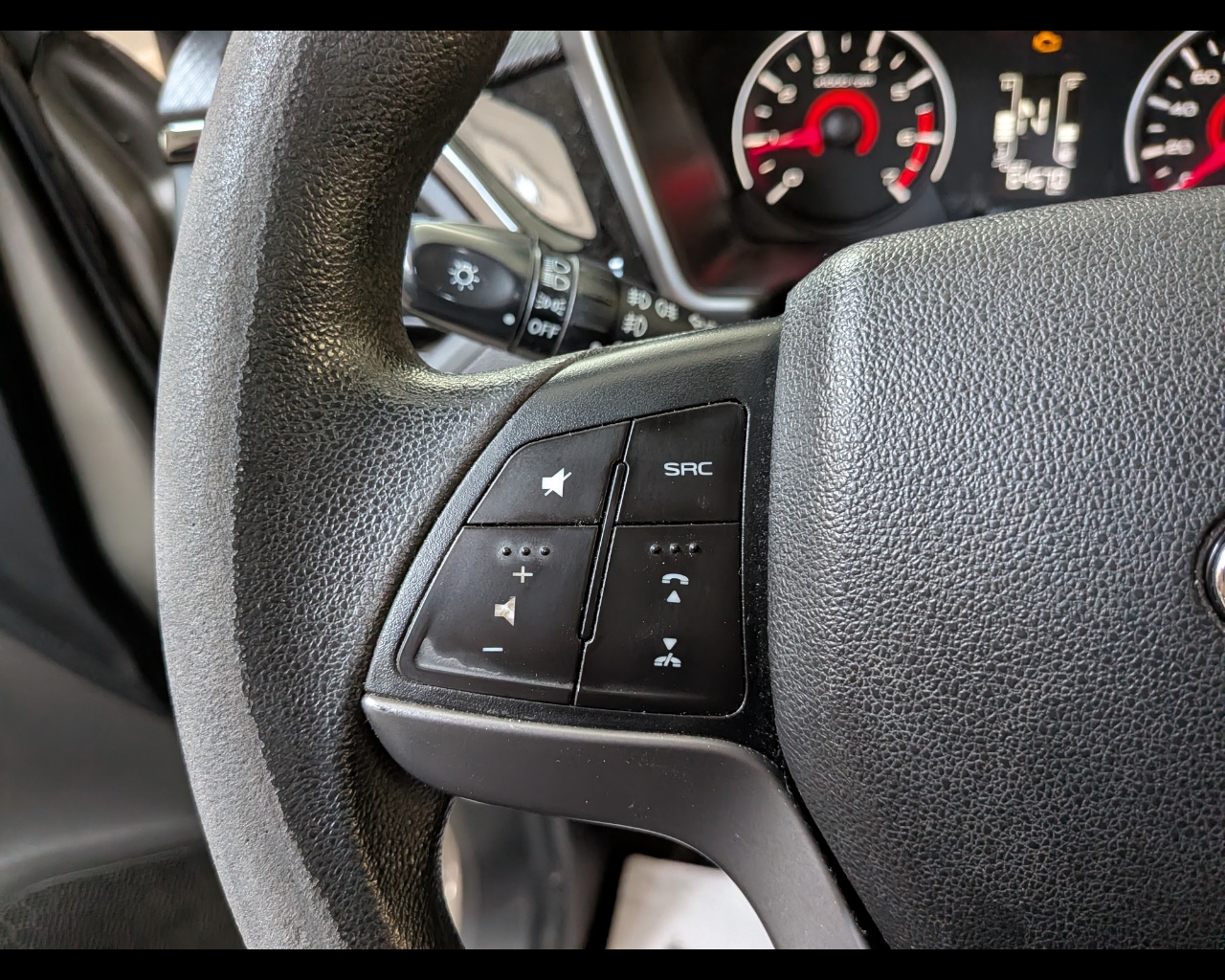 Foto MAHINDRA KUV100 1.2 K6+ m-bifuel