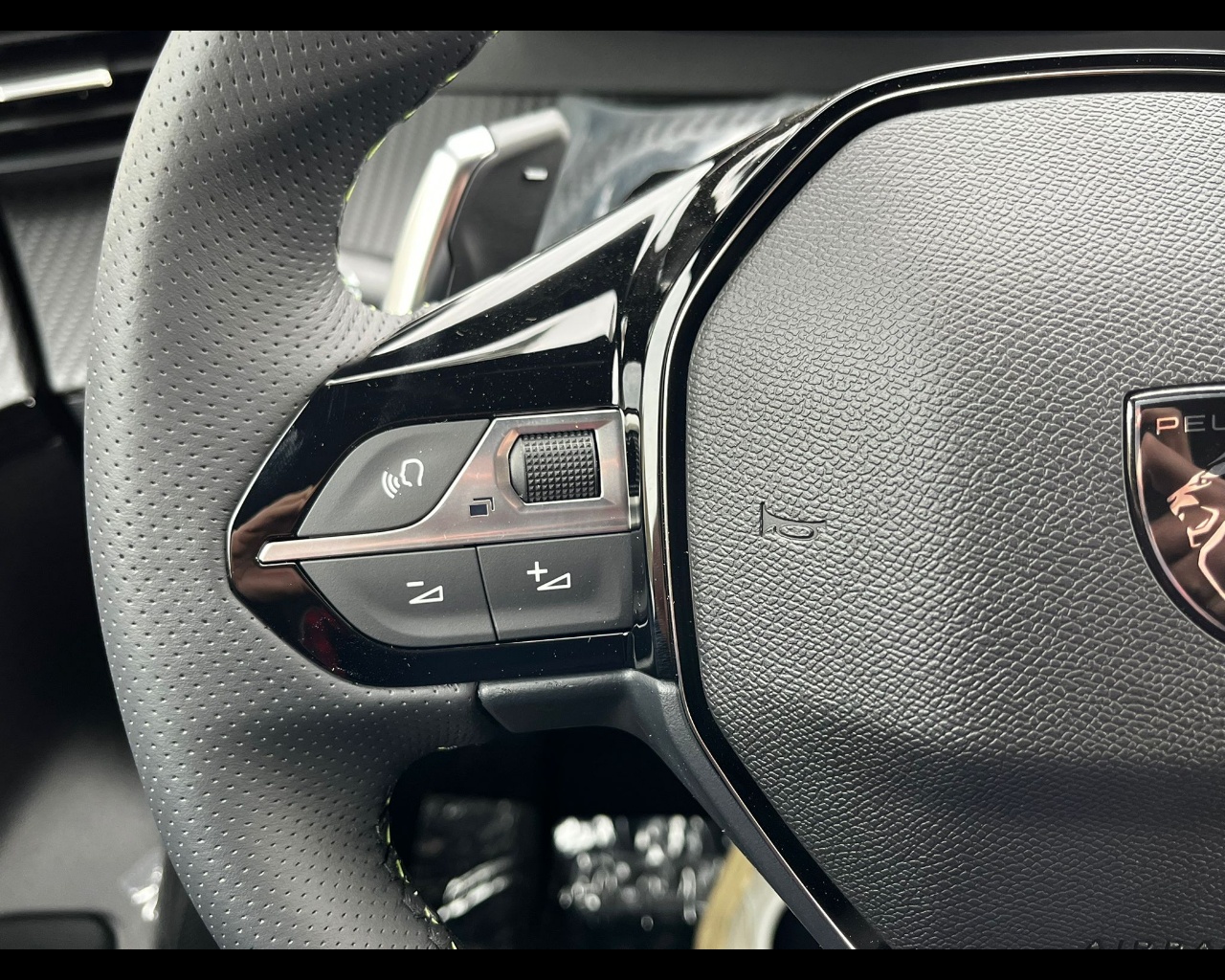 Foto PEUGEOT 208 1.2 hybrid GT 136cv e-dcs 6