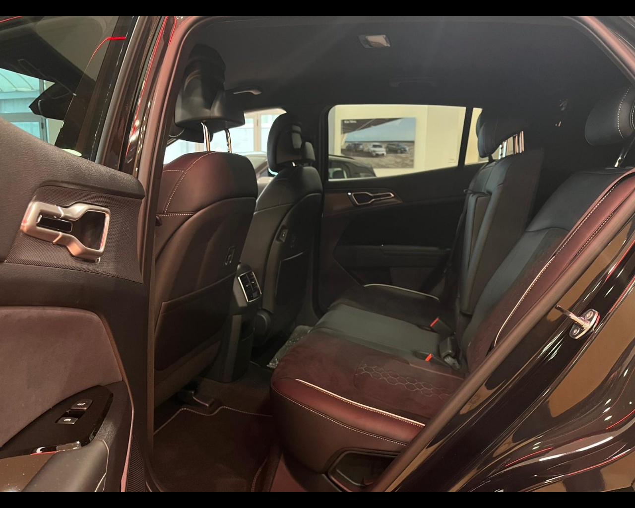 Foto KIA SPORTAGE MY25 1.6 PHEV AWD GTL SPT