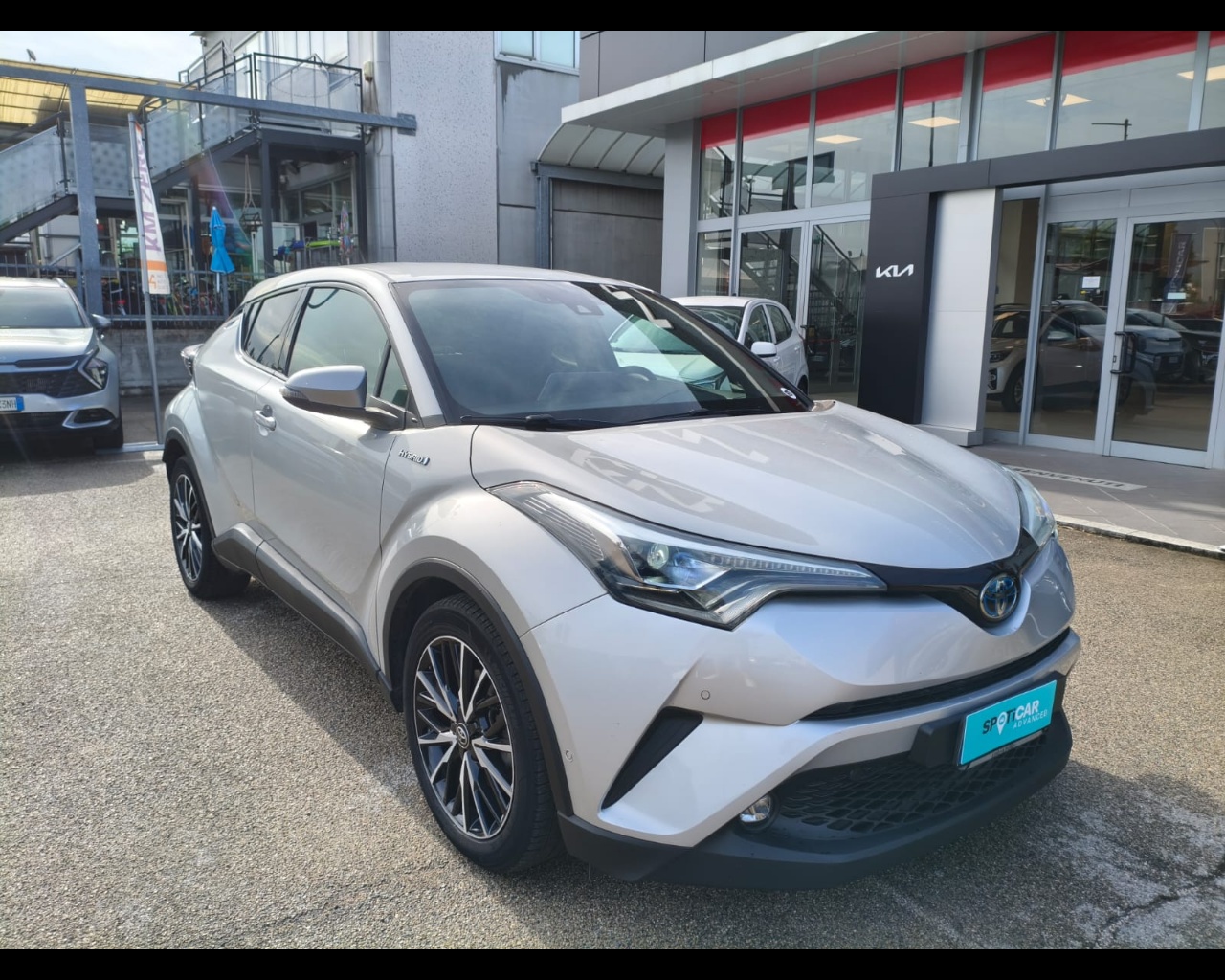 Foto TOYOTA C-HR 1.8h Lounge 2wd e-cvt
