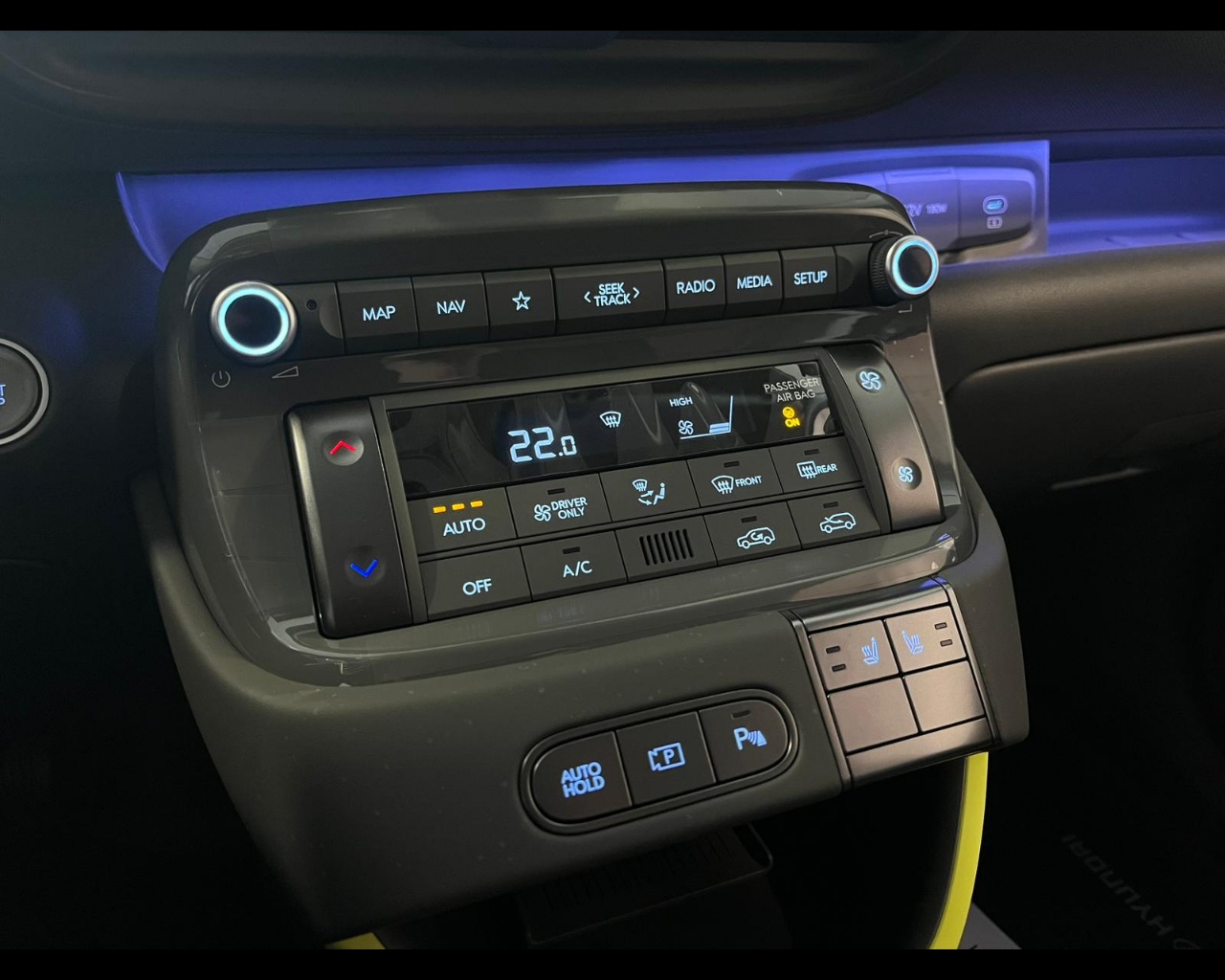 Foto HYUNDAI INSTER 49 KWH CROSS+PP