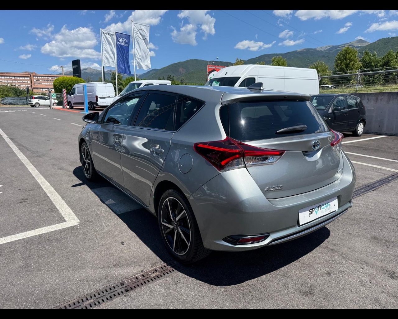 Foto TOYOTA Auris 1.8h Lounge cvt my17