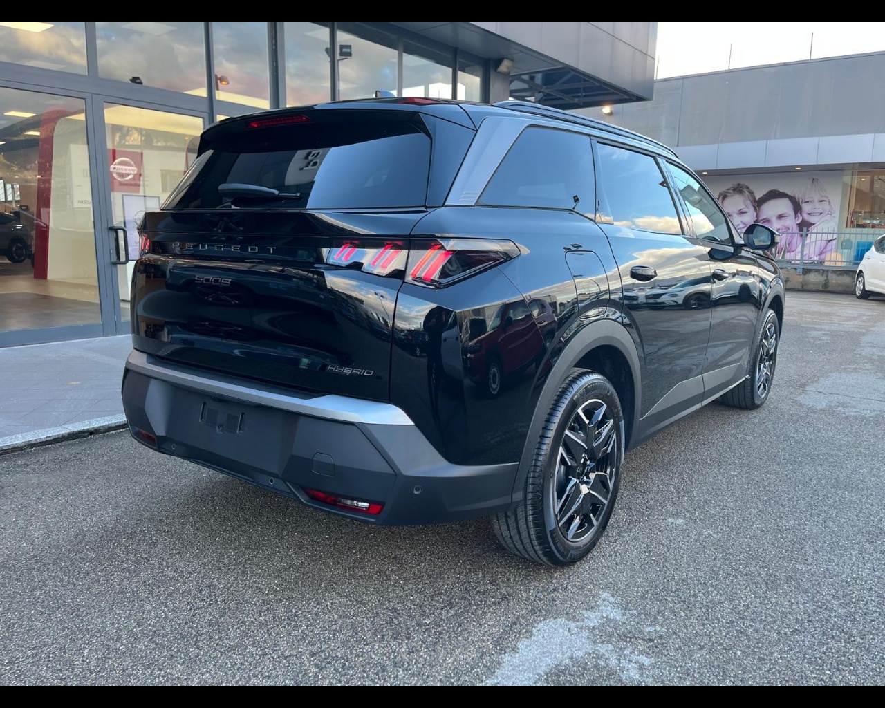 Foto PEUGEOT 5008 1.2 hybrid Allure 136cv e-dcs6