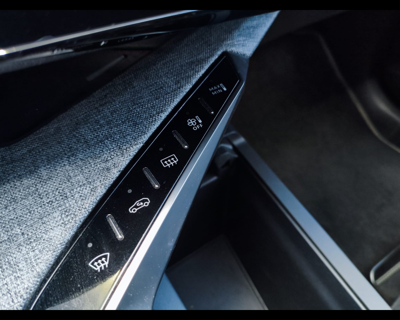 Foto PEUGEOT 3008 1.2 hybrid GT 145cv e-dcs6
