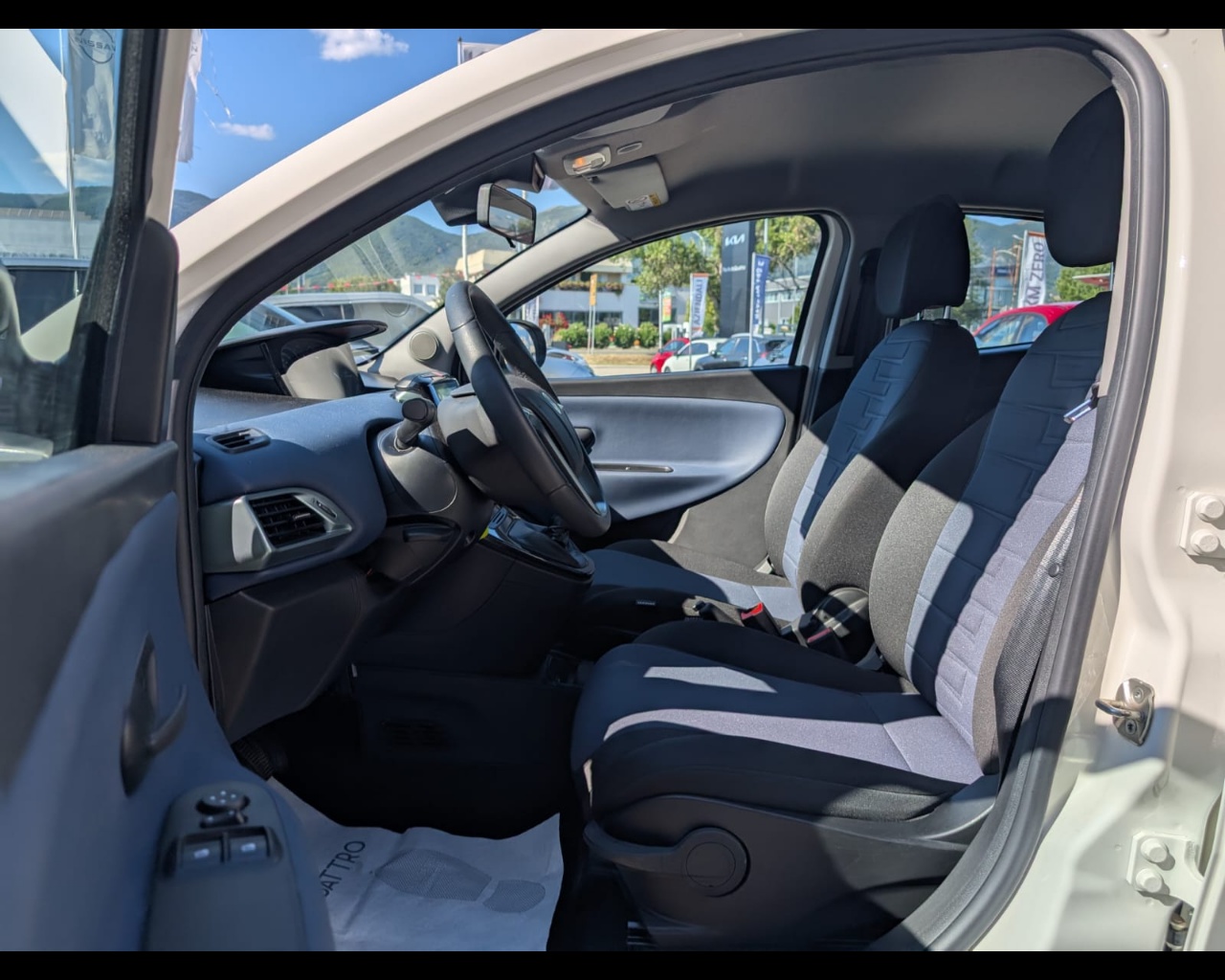 Foto LANCIA Ypsilon 1.0 firefly hybrid Platino s&s 70cv