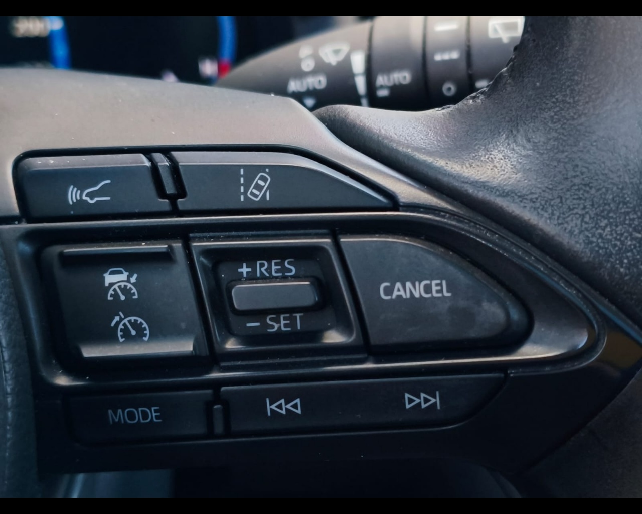 Foto TOYOTA Yaris Cross 1.5h Lounge fwd 116cv e-cvt