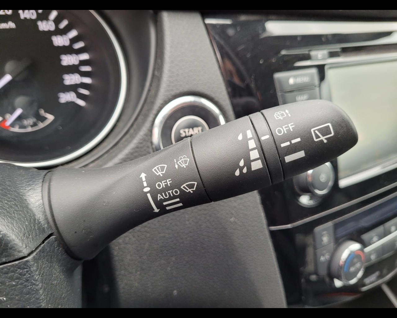 Foto NISSAN Qashqai 1.7 dci N-Connecta 150cv