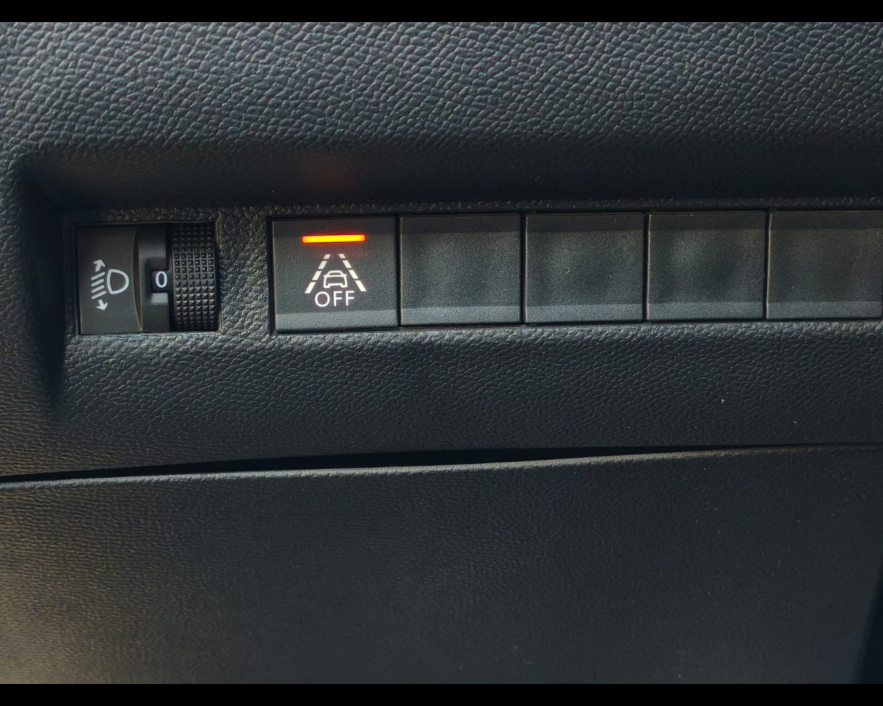 Foto PEUGEOT 2008 1.5 bluehdi Allure s&s 110cv
