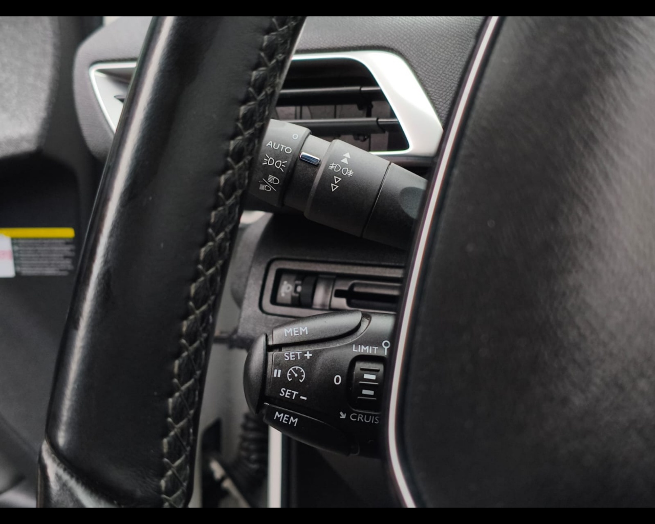 Foto PEUGEOT 3008 1.5 bluehdi Allure s&s 130cv