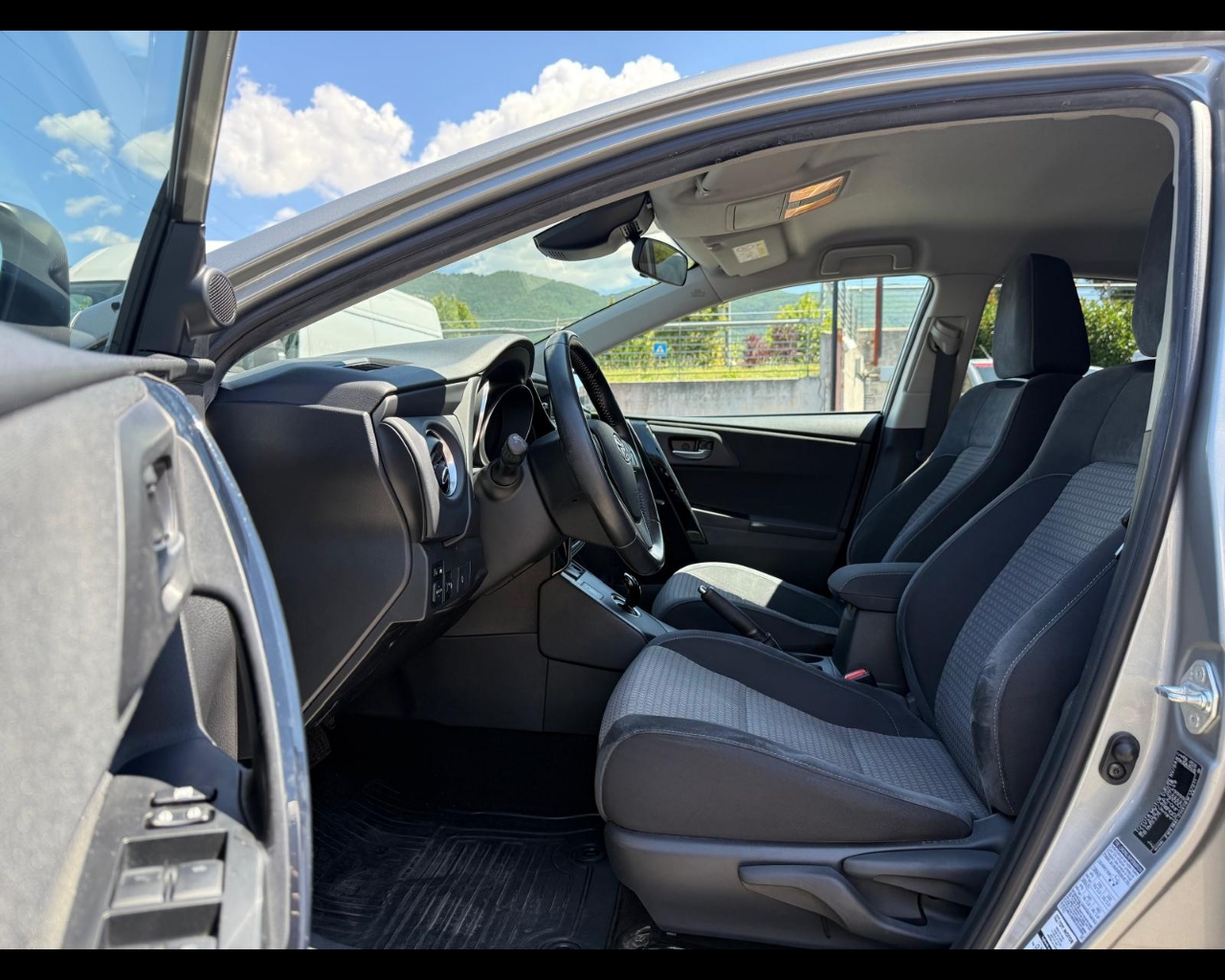 Foto TOYOTA Auris 1.8h Lounge cvt my17