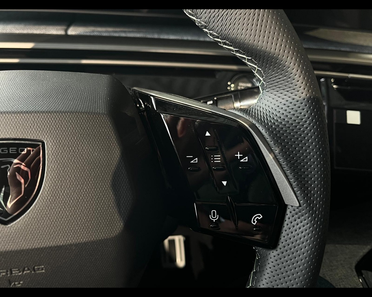 Foto PEUGEOT 3008 1.2 hybrid GT 136cv e-dcs6