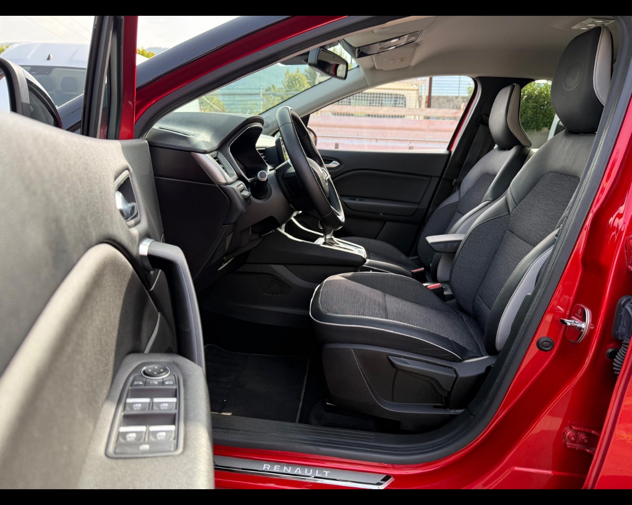 Foto RENAULT Captur 1.6 E-Tech hybrid Intens 145cv auto