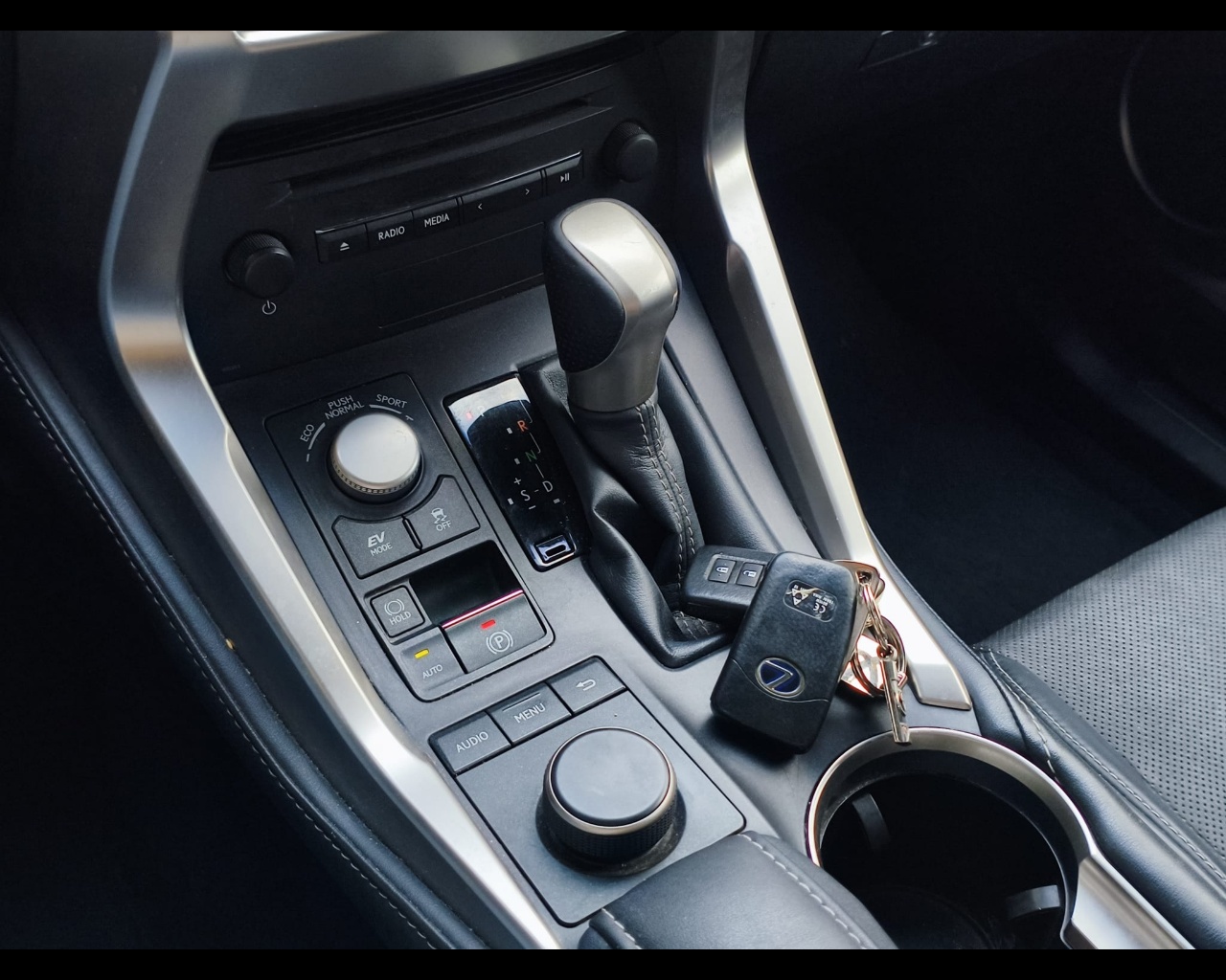 Foto LEXUS NX 300h 2.5 F-Sport 4wd cvt