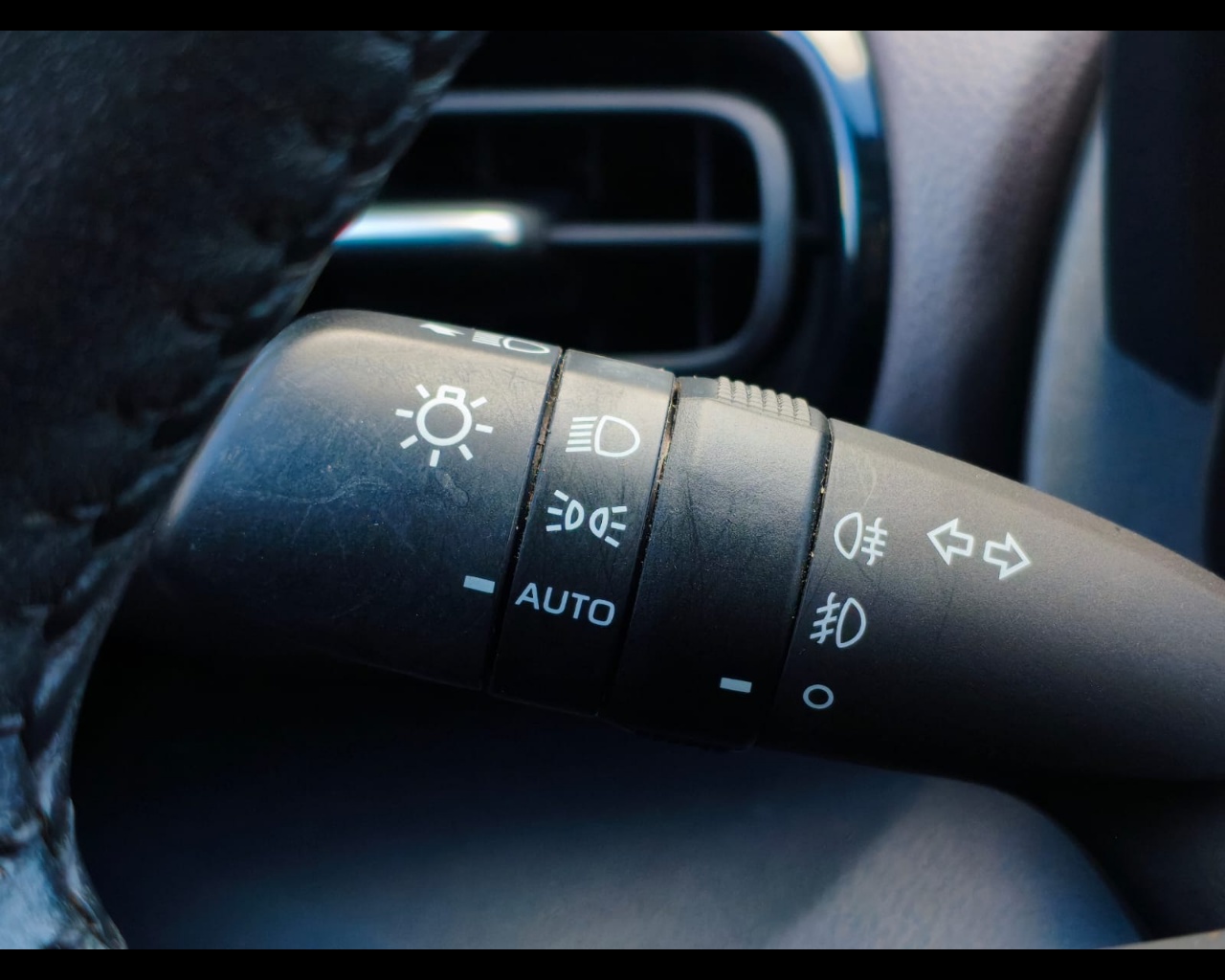 Foto TOYOTA Yaris Cross 1.5h Lounge fwd 116cv e-cvt