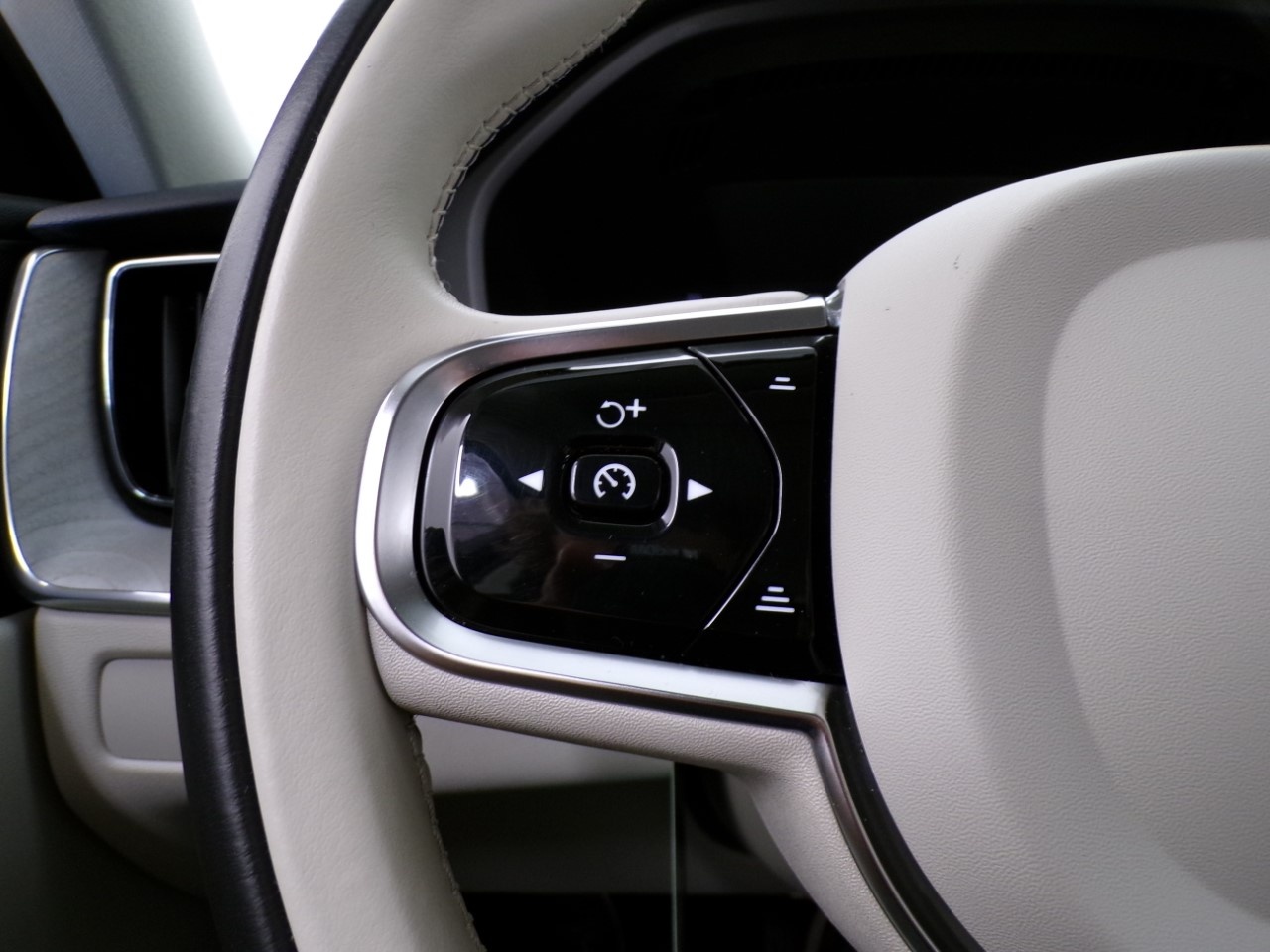 Volvo XC60 XC60 2.0 B4 Plus Dark AWD automatico - 17