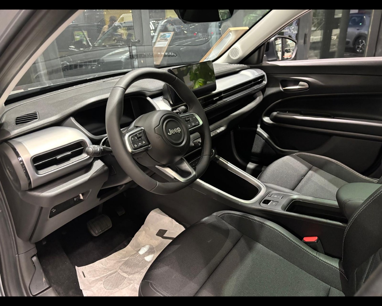 Foto JEEP Avenger E-Hybrid Avenger Tech& Sky 1.2 110cv Dct Mhev