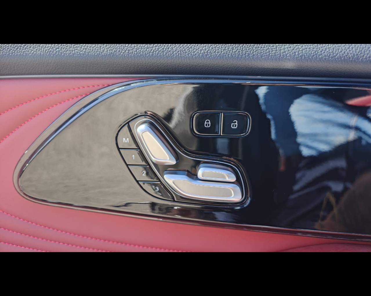 Foto OMODA OMODA 9 PHEV 1.5TGDI - Trazione AWD DHT3 Premium (AWD) - Interni Rosso