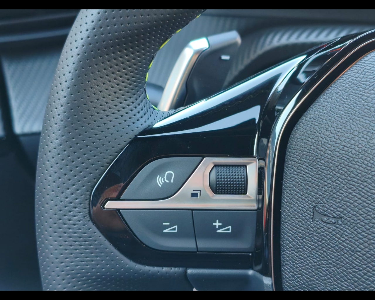 Foto PEUGEOT 2008 1.2 hybrid GT 136cv e-dcs6