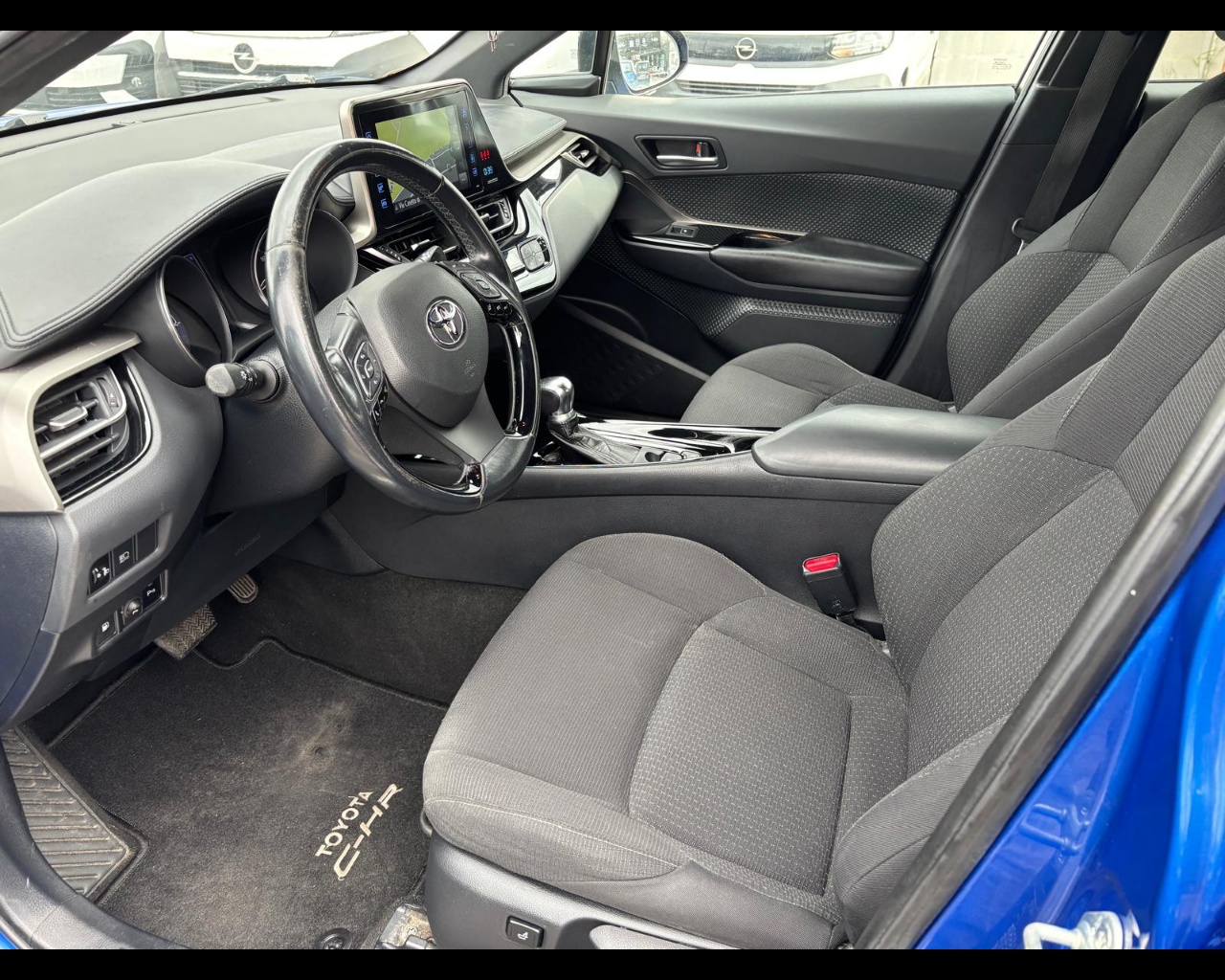 Foto TOYOTA C-HR 1.8h Trend 2wd e-cvt