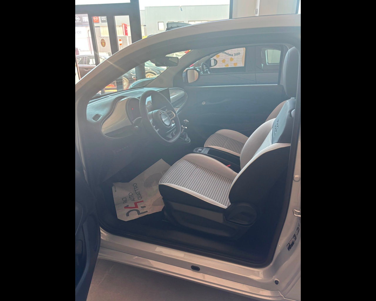 Foto FIAT 500 Hybrid Cabrio Icon 1.0 Hybrid Cabrio