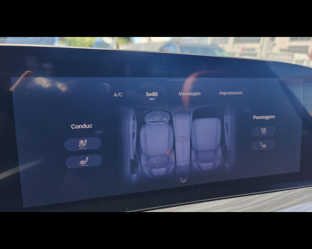 Foto OMODA OMODA 9 PHEV 1.5TGDI - Trazione AWD DHT3 Premium (AWD) - Interni Rosso
