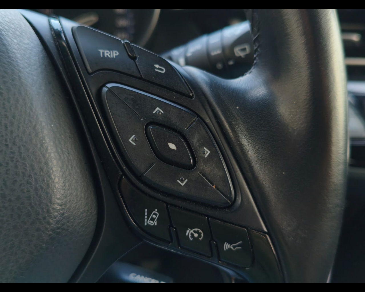Foto TOYOTA C-HR 1.8h Lounge 2wd e-cvt