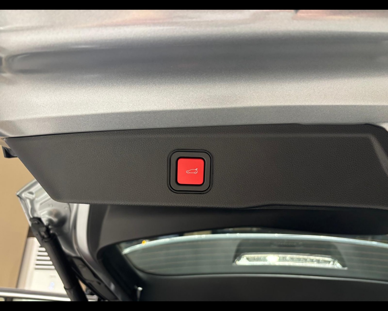 Foto JEEP Avenger E-Hybrid Avenger Tech& Sky 1.2 110cv Dct Mhev