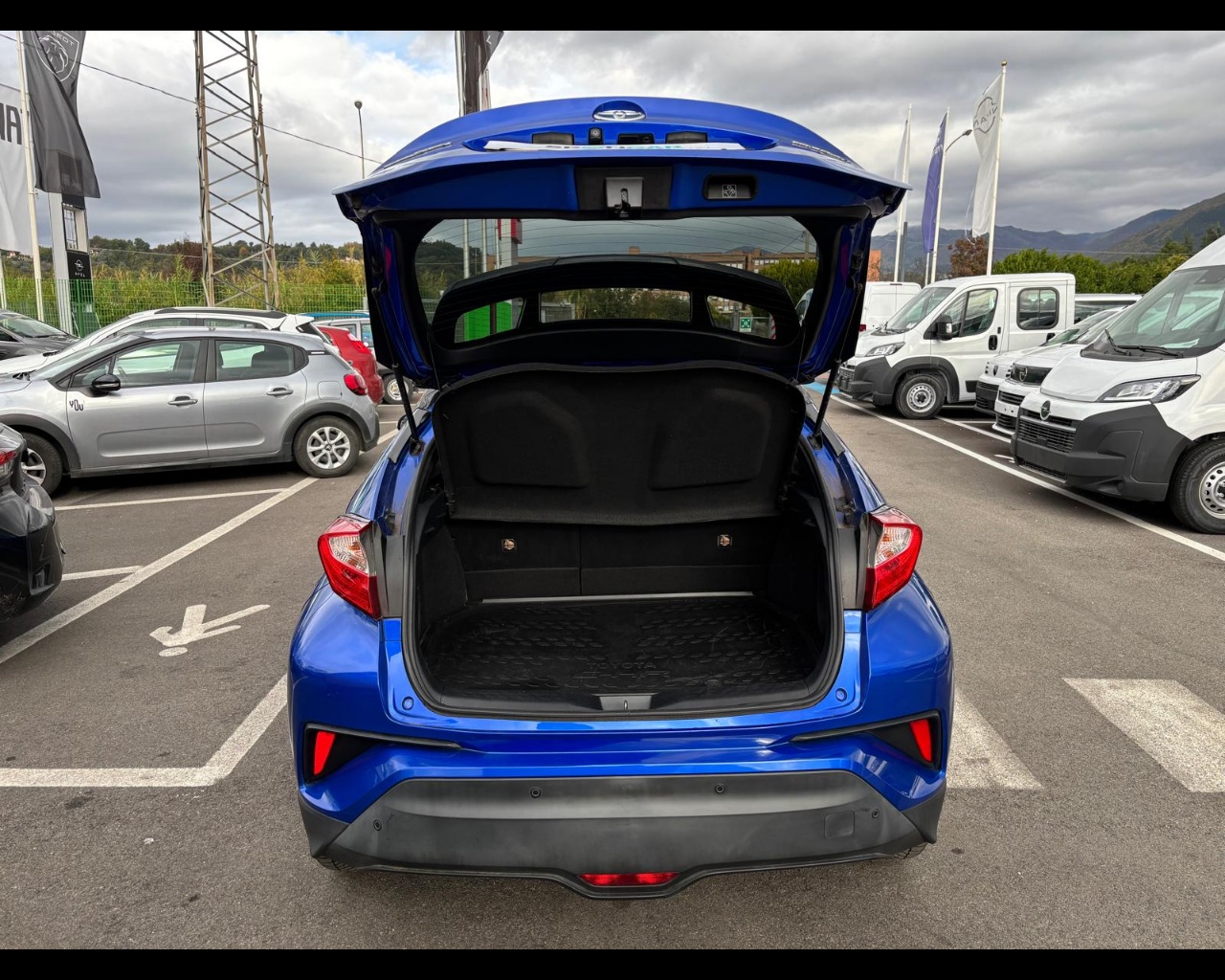 Foto TOYOTA C-HR 1.8h Trend 2wd e-cvt