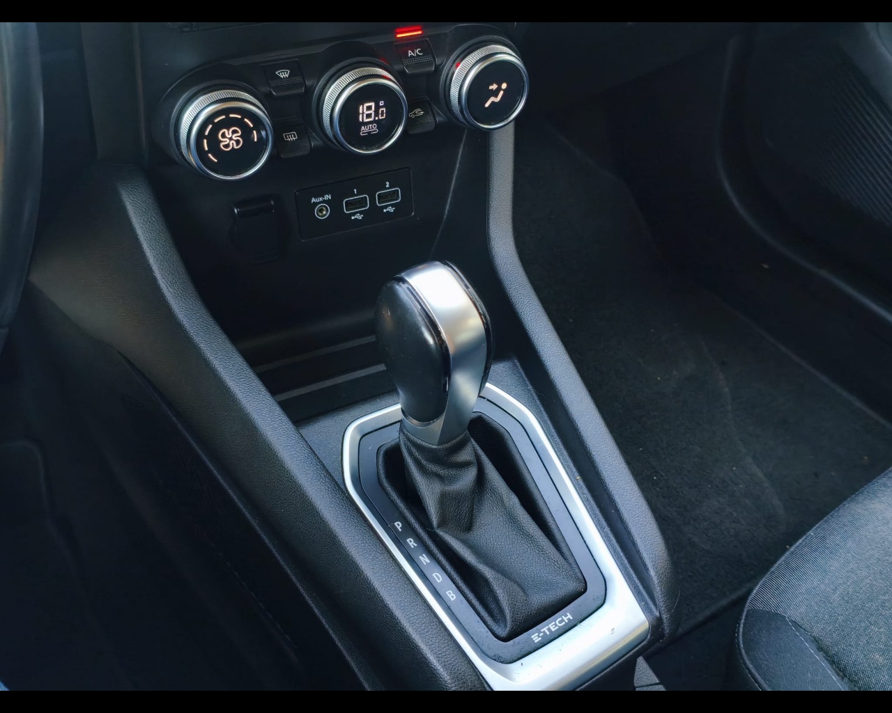 Foto RENAULT Clio 1.6 E-Tech hybrid Zen 140cv auto 