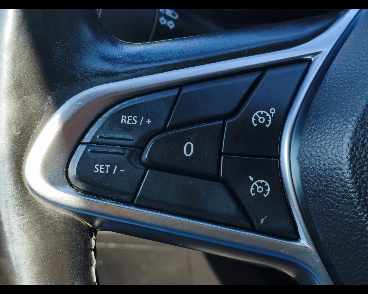 Foto RENAULT Clio 1.6 E-Tech hybrid Zen 140cv auto 