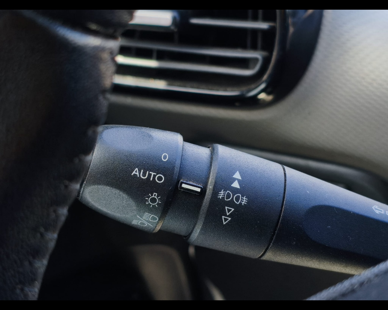 Foto CITROEN C4 Cactus 1.6 bluehdi Shine 100cv