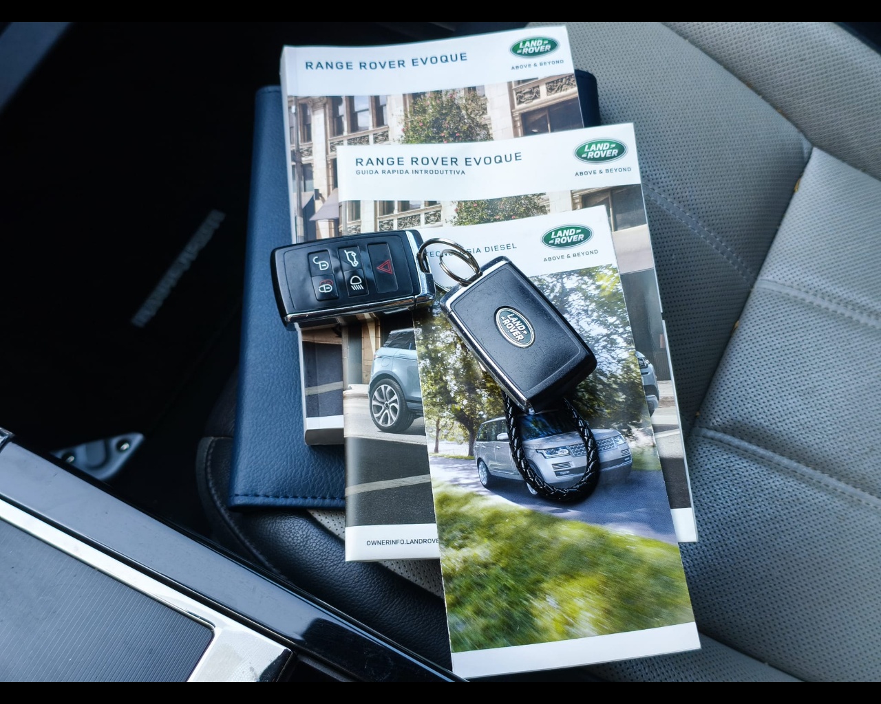 Foto LAND ROVER Range Rover Evoque 2.0d i4 mhev R-Dynamic S awd 150cv auto
