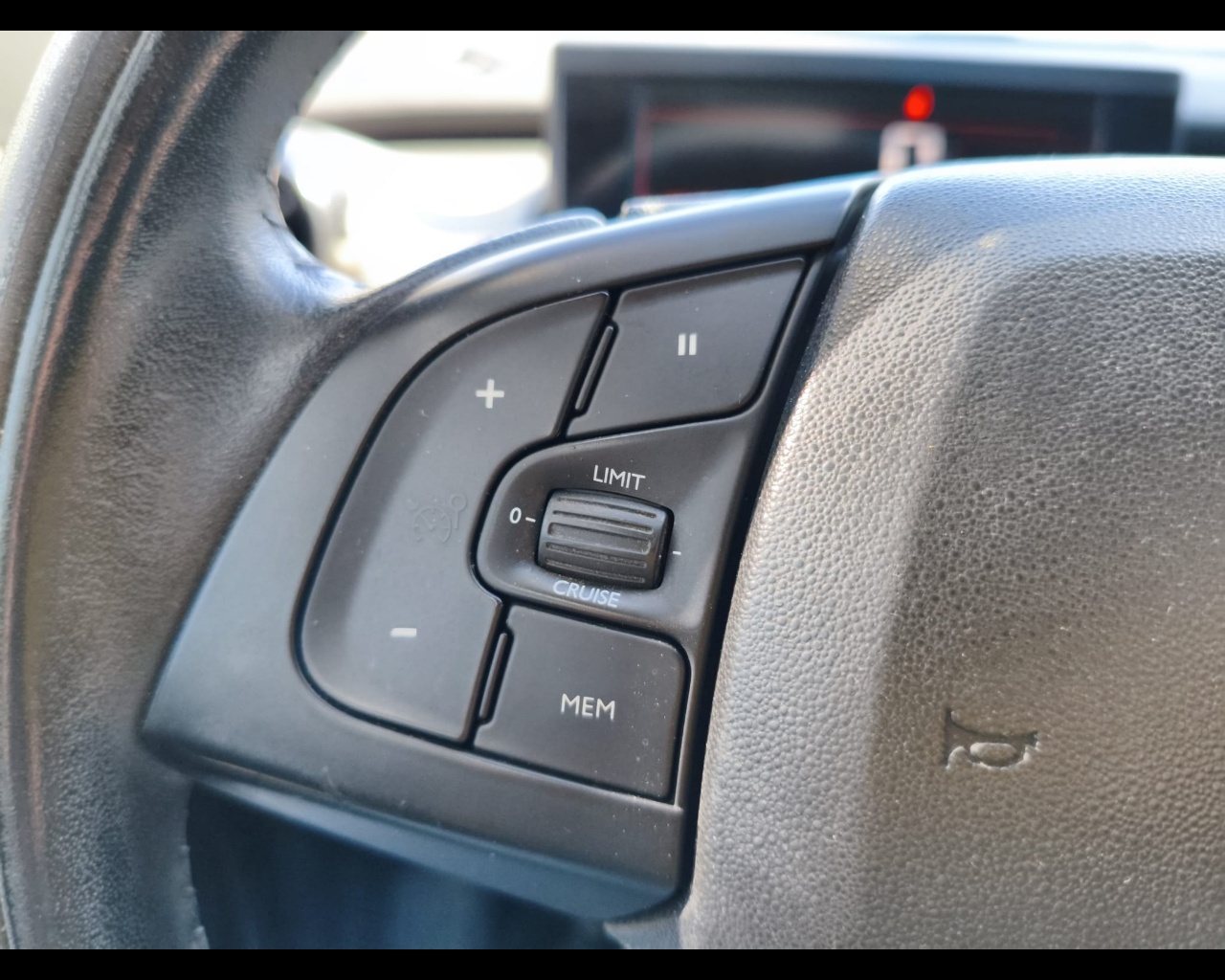 Foto CITROEN C4 Cactus 1.6 bluehdi Shine 100cv