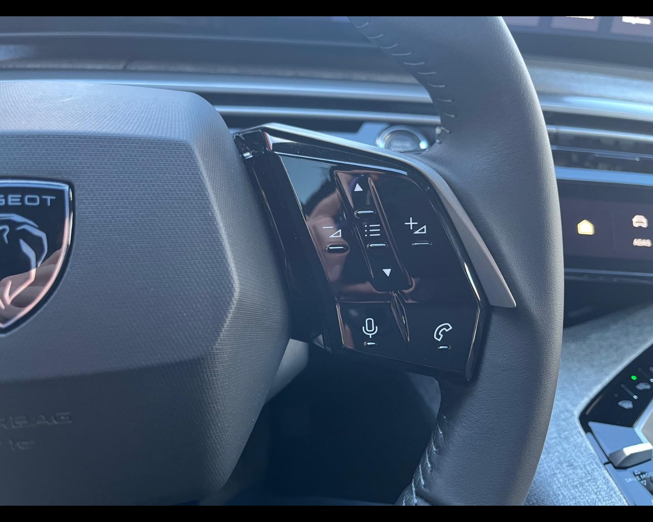 Foto PEUGEOT 5008 1.2 hybrid Allure 136cv e-dcs6