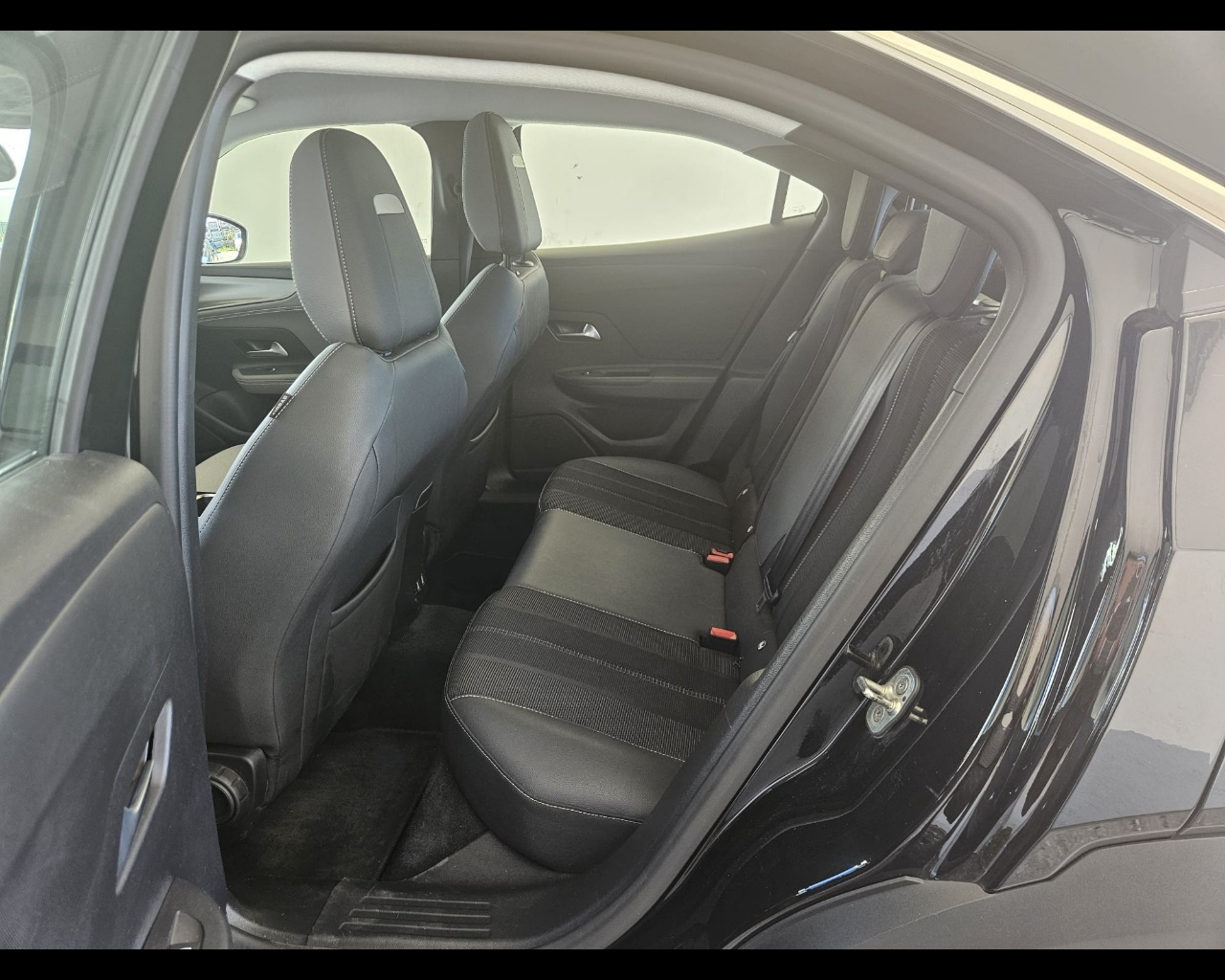 Foto OPEL Mokka 1.5 Elegance s&s 110cv