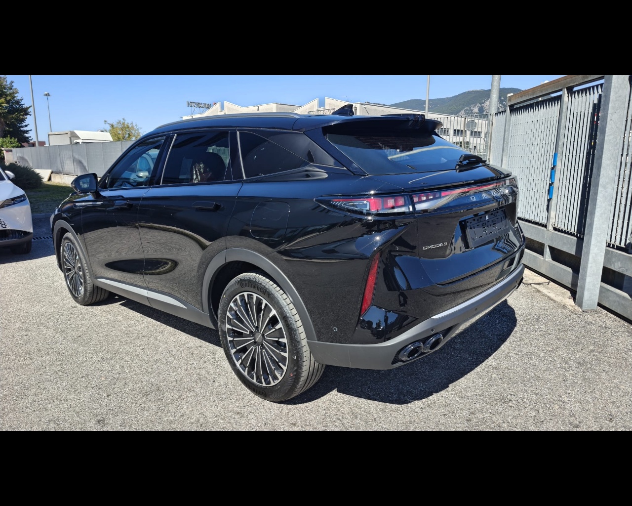 Foto OMODA OMODA 9 PHEV 1.5TGDI - Trazione AWD DHT3 Premium (AWD) - Interni Rosso