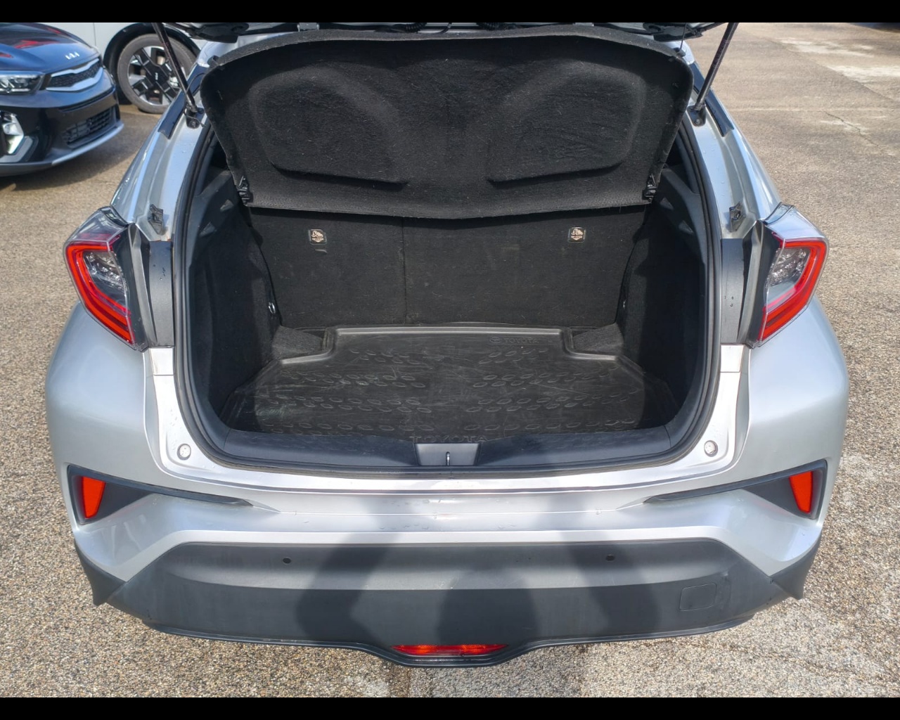 Foto TOYOTA C-HR 1.8h Lounge 2wd e-cvt