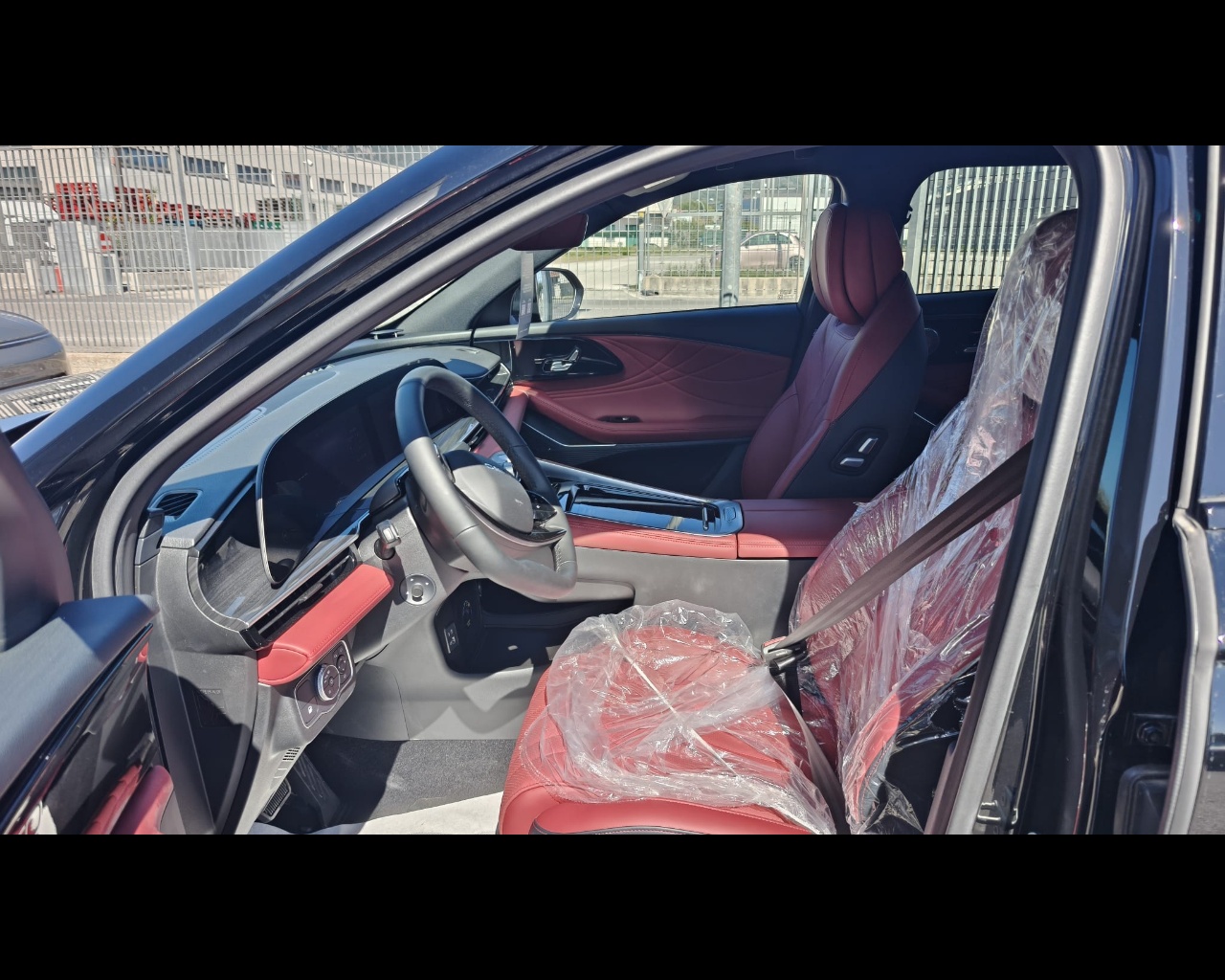 Foto OMODA OMODA 9 PHEV 1.5TGDI - Trazione AWD DHT3 Premium (AWD) - Interni Rosso