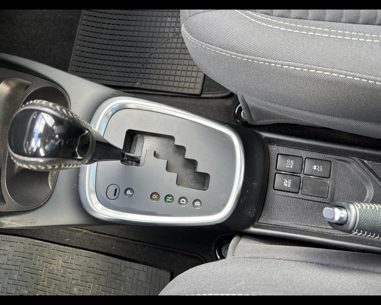 Foto TOYOTA Yaris 5p 1.5h Active 