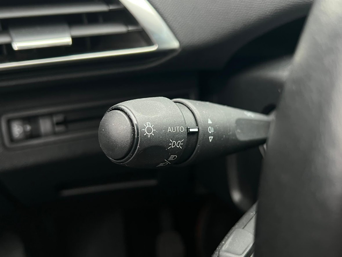 PEUGEOT 3008 3008 1.5 bluehdi Active s&s 130cv Diesel Usato - 10