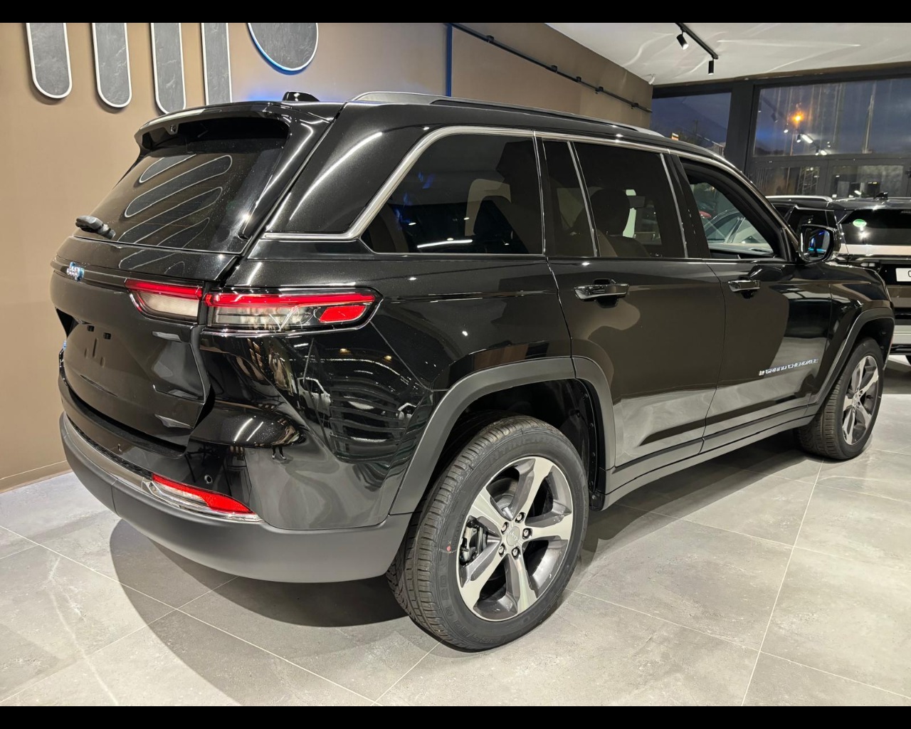 Foto JEEP GRAND CHEROKEE PLUG-IN HYBRID MY24 424 LIMITED 2,0 4XE PHEV 380CV AT8