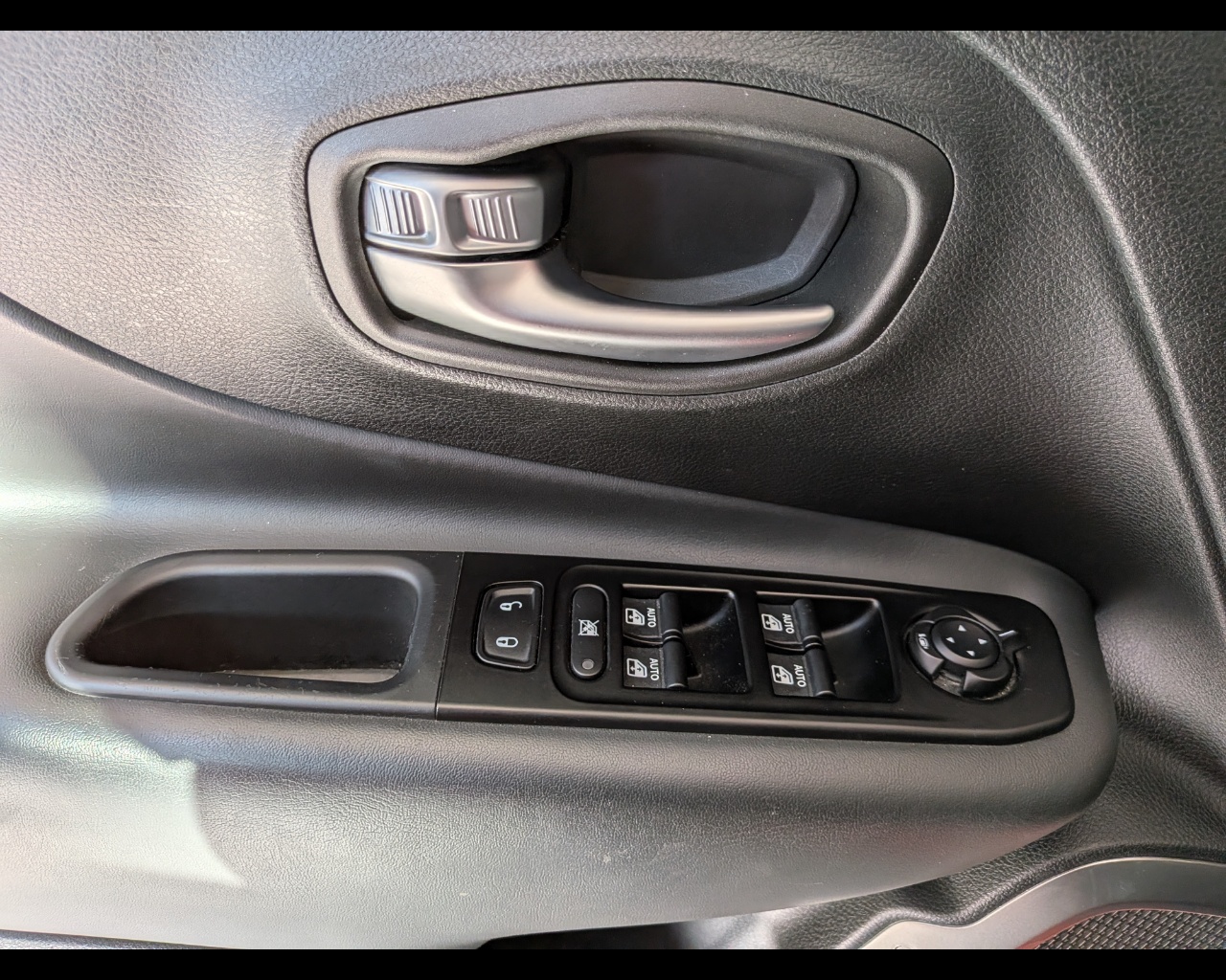 Foto JEEP Renegade 2.0 mjt Limited 4wd 140cv auto 9m