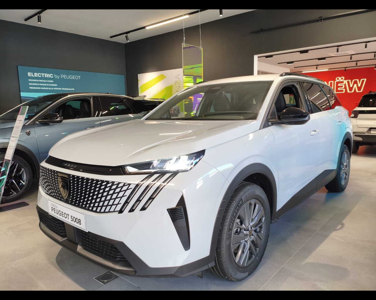 PEUGEOT 5008 1.2 hybrid Allure 145cv e-dcs6 Usata