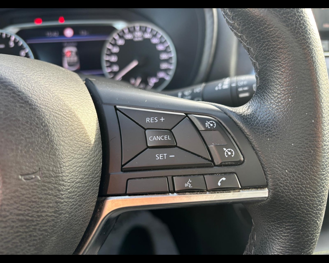 Foto NISSAN Juke 1.0 dig-t Kiiro 114cv