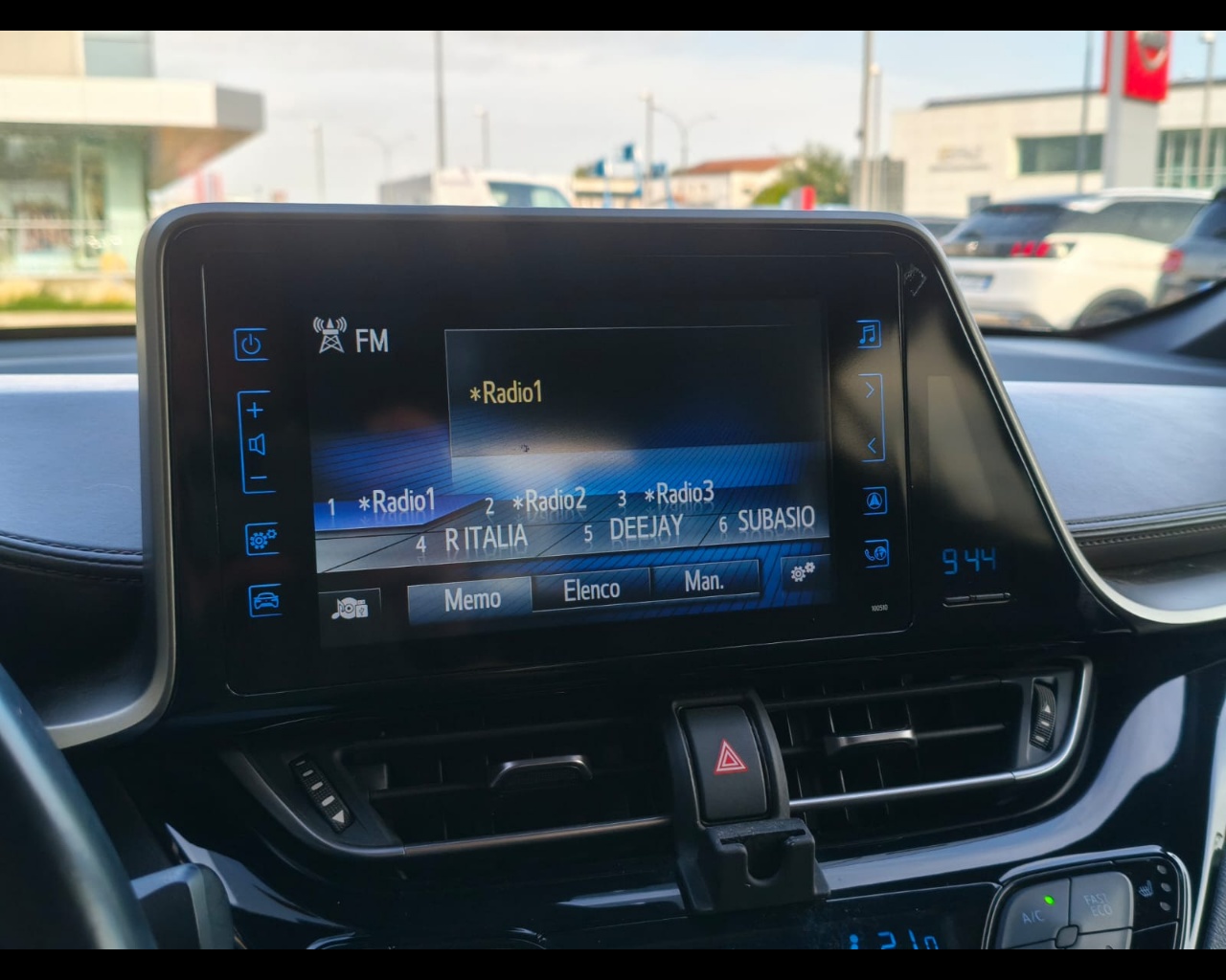 Foto TOYOTA C-HR 1.8h Lounge 2wd e-cvt